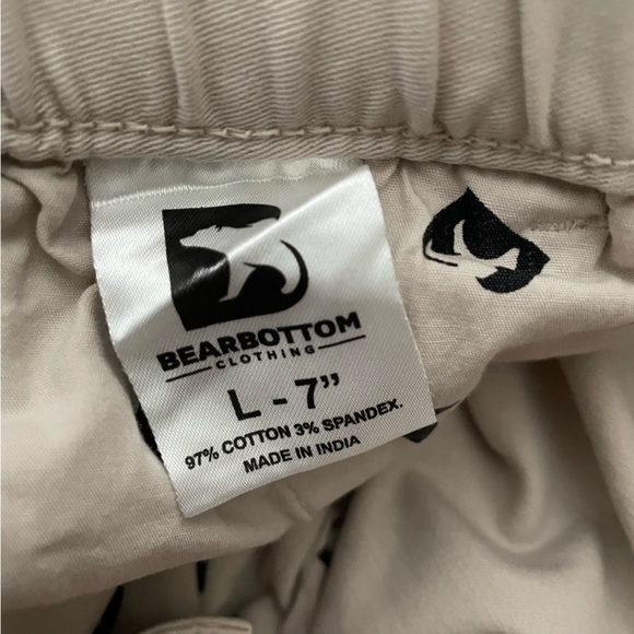Bear bottom light tan/khaki 7” shorts L - Picture 3 of 3